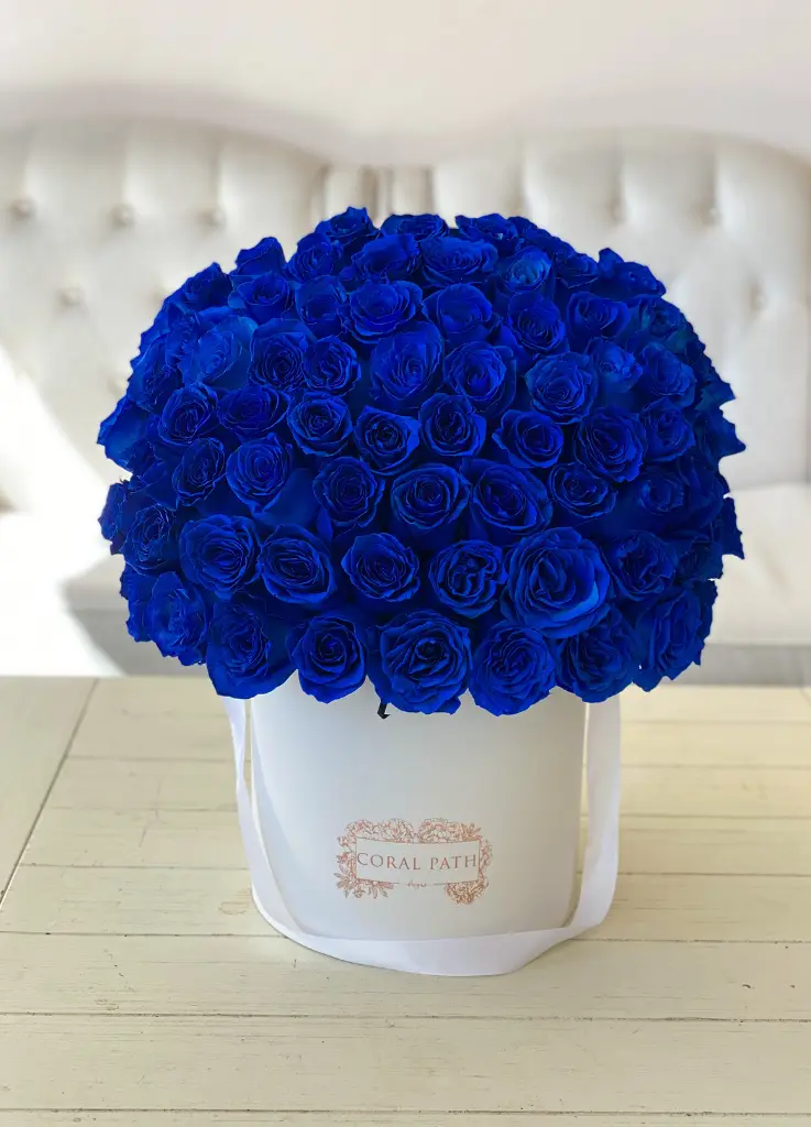 Blue roses in a hat box. Blue rose bouquet.