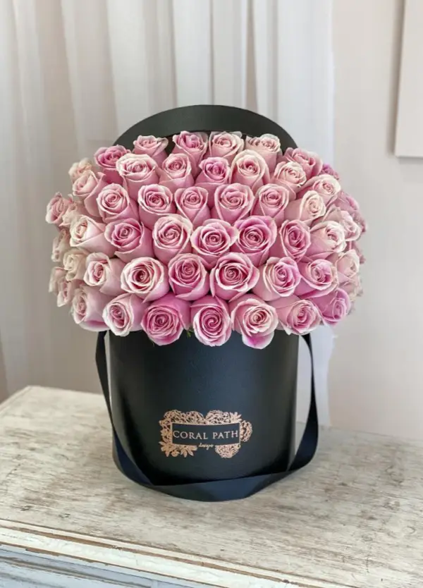 Vendela Rosita Roses bouquet in a hat box